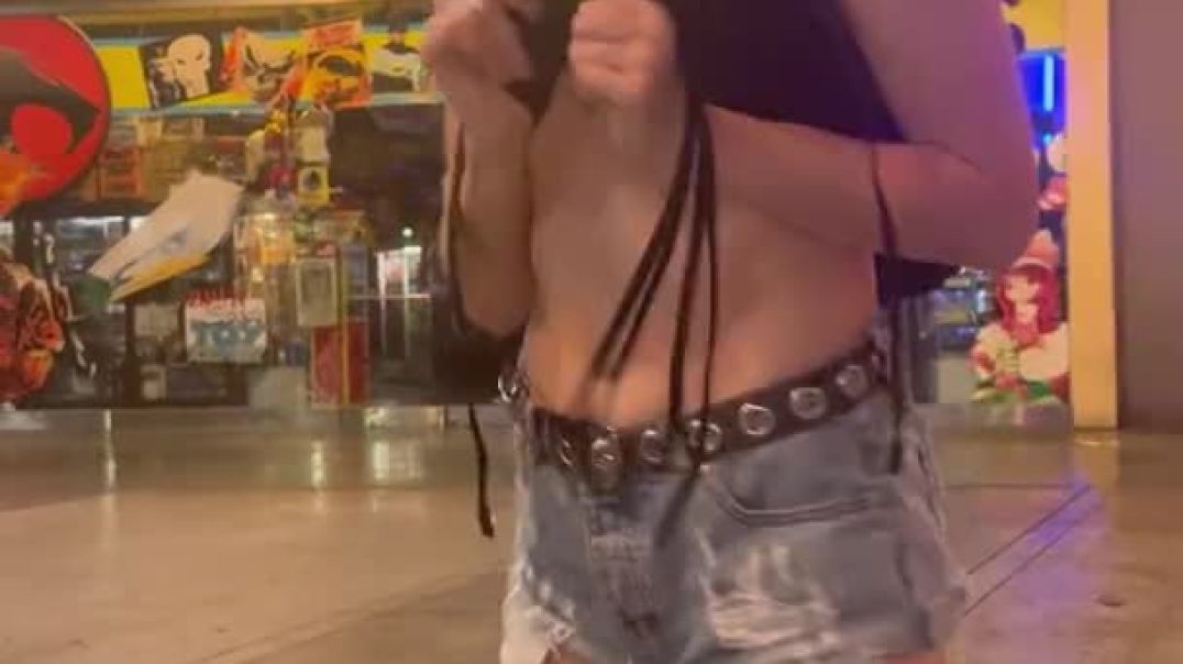 ⁣katie sigmond sextape COLLEGE GIRL FLASHING IN THE SHOPPING MALL